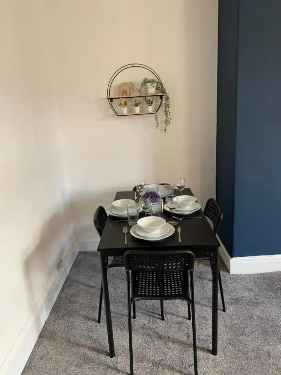 Windsor - Spacious beautiful 4 bdrm maisonette nr Ncle free wifi free parking