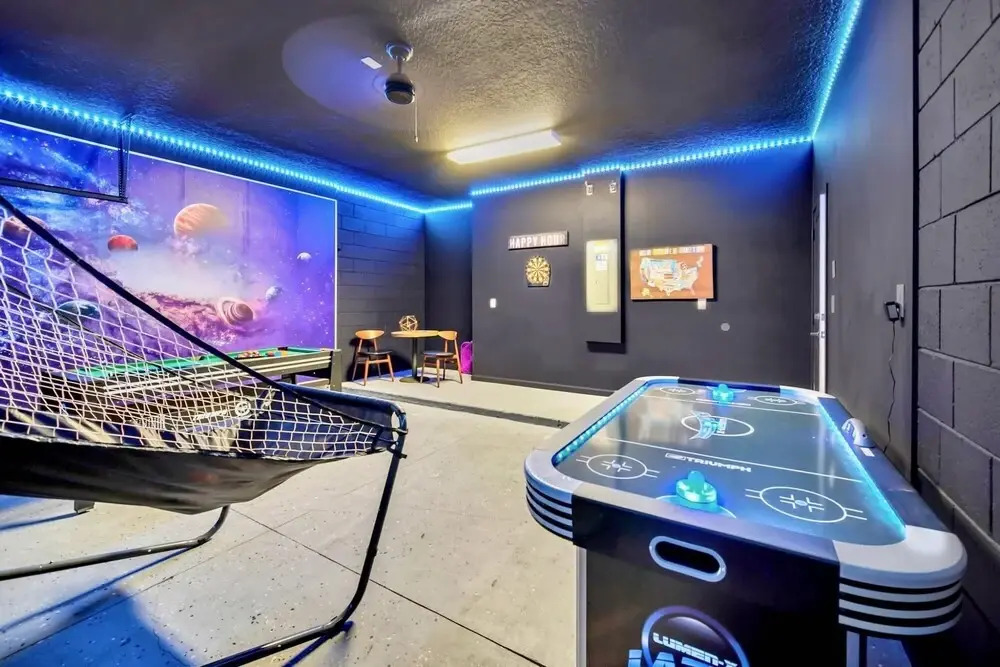 6BR Luxury Home - w Pool BBQ and Games Room