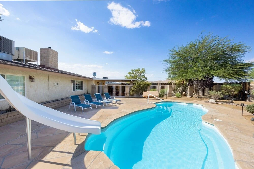 Roadrunner Inn - Pool, Hot Tub, Bbq And Fire Pit! 2 Bedroom Home by RedAwning