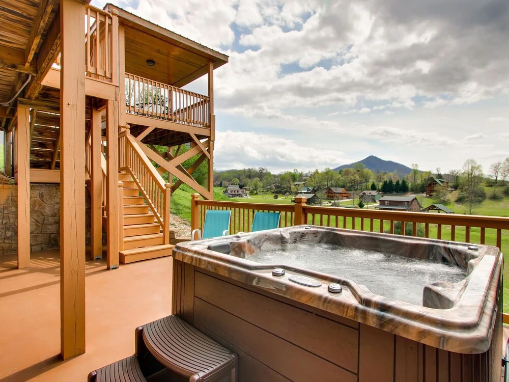 Mountain Breeze 5 Bedrooms 3 Bathrooms Cabin