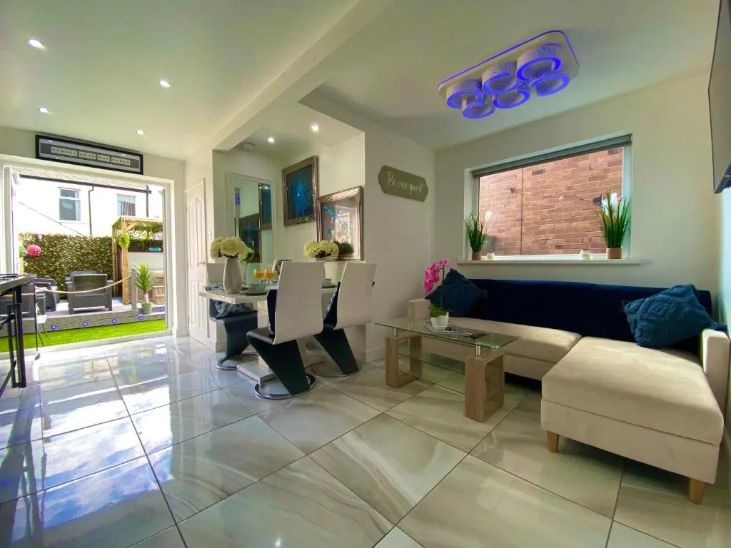 NEW…THE HOTTUB HOUSE BLACKPOOL PLEASURE BEACH