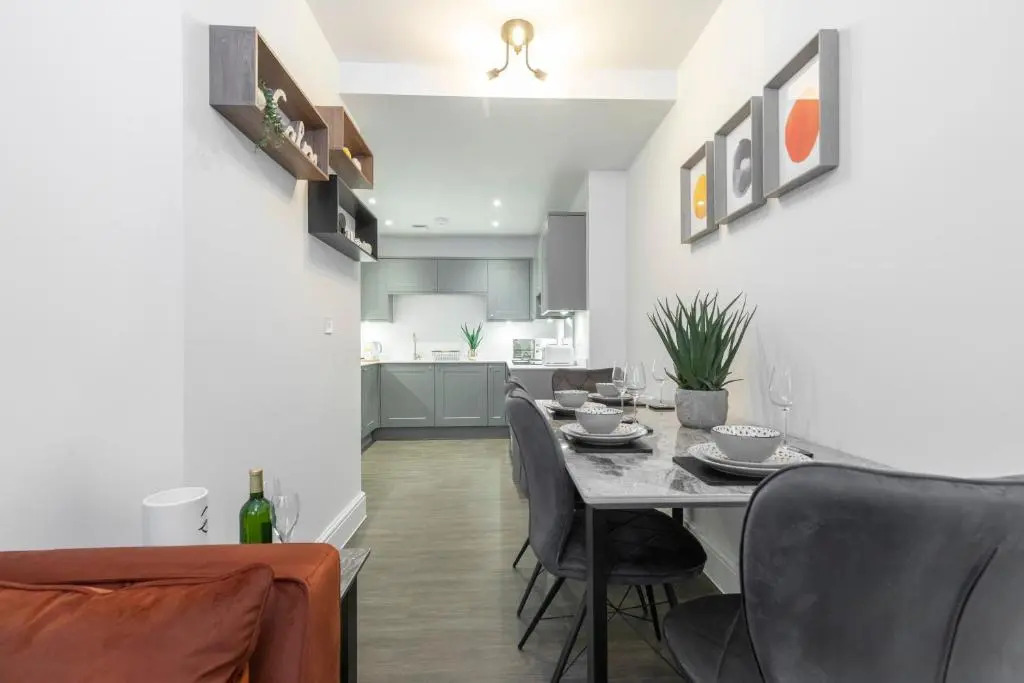 Elliot Oliver - Luxury 2 Bedroom Regency Apartment With Parking & EV Charger