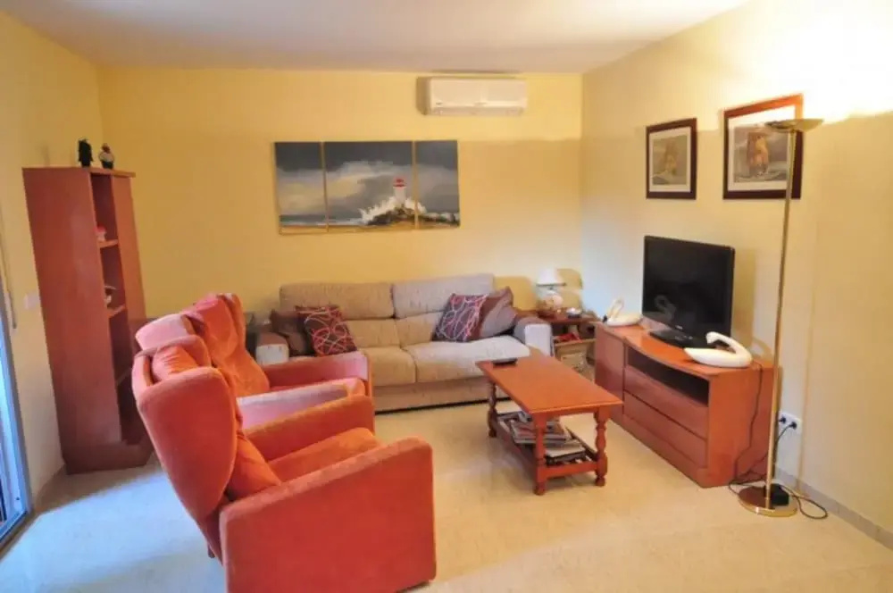 Tarongers  46 Holiday House