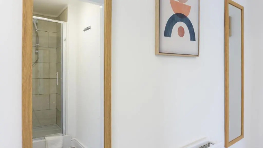 Air Host and Stay - Breckfield house sleeps 14, 7 bedrooms free parking LFC