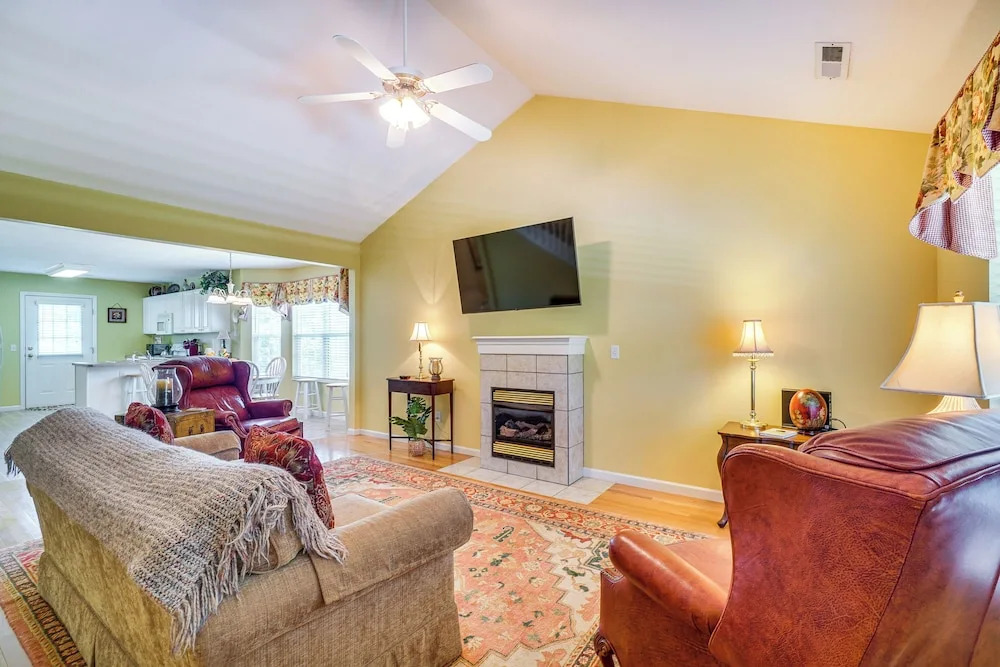 Pigeon Forge Home w/ Deck & Hot Tub Near Town!