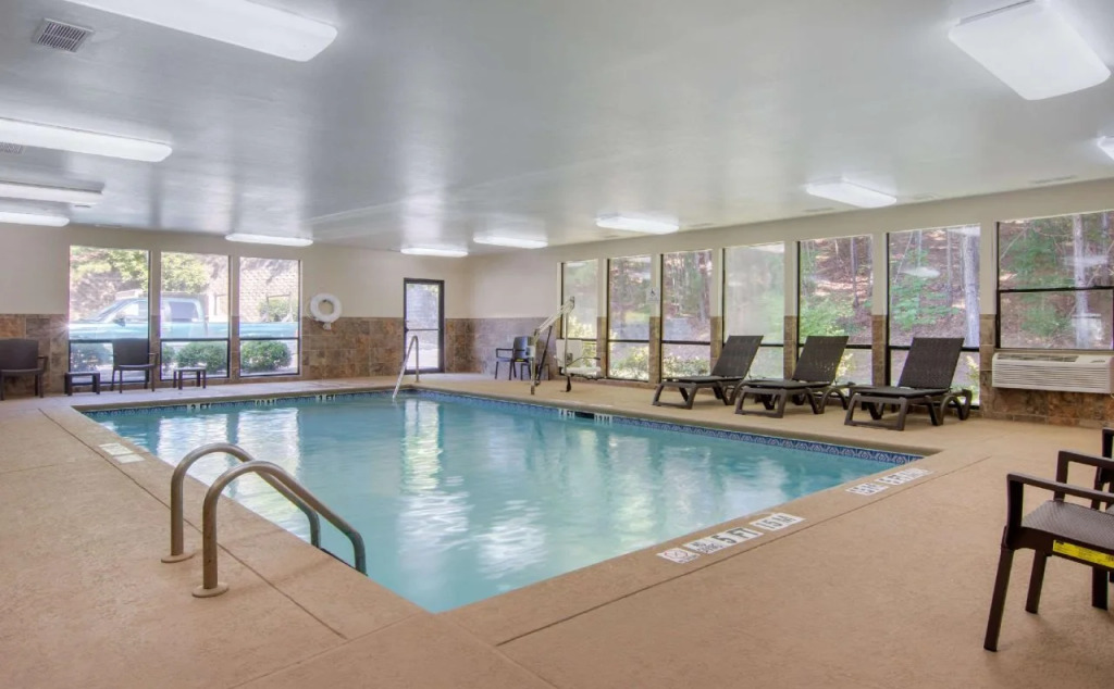 Comfort Inn & Suites Canton Riverstone Area