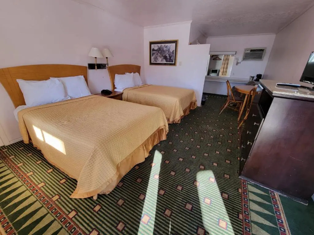 Emerald Inn & Lounge