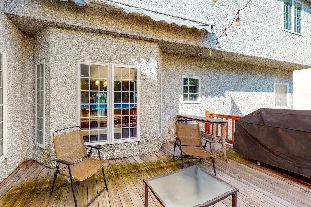 Beautiful Home With Modern Conveniences - Close to the Beach, Dogs Welcome