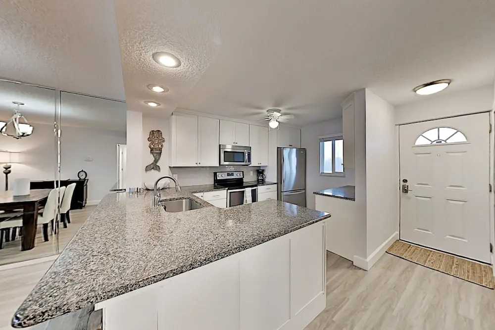 Modern Ocean Tennis & Racquet Club W/ Pools 2 Bedroom Condo