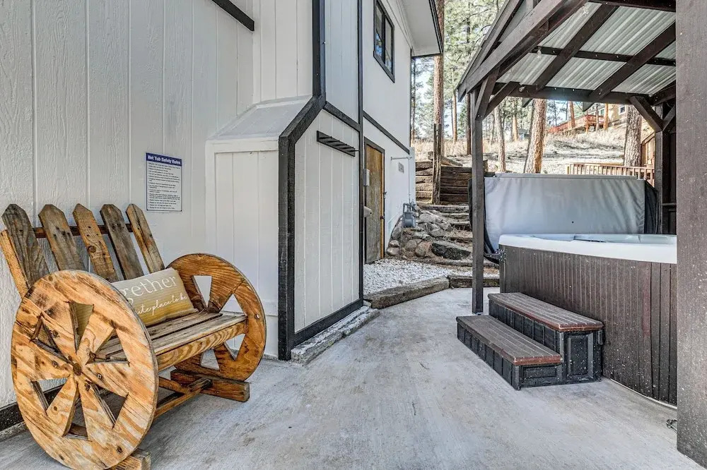 Hot Tub, 5 Mi to Winter Park! Woodsy Ruidoso Abode