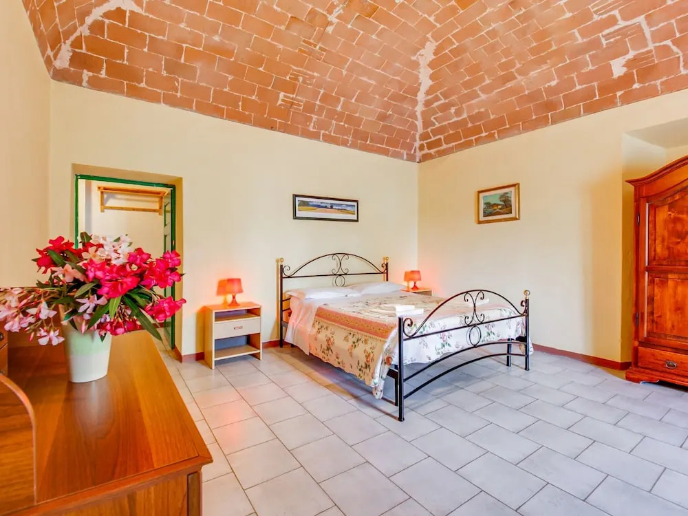 Farmhouse in Montescudaio with Shared Pool near Sea & Park
