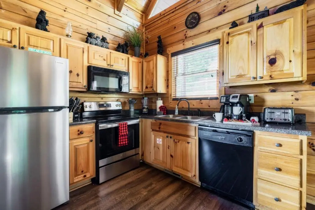 Bear Time Cabin - Scenic Mountain View, Firepit, Hot Tub, Theater, 4BR 3BA Sleeps 14