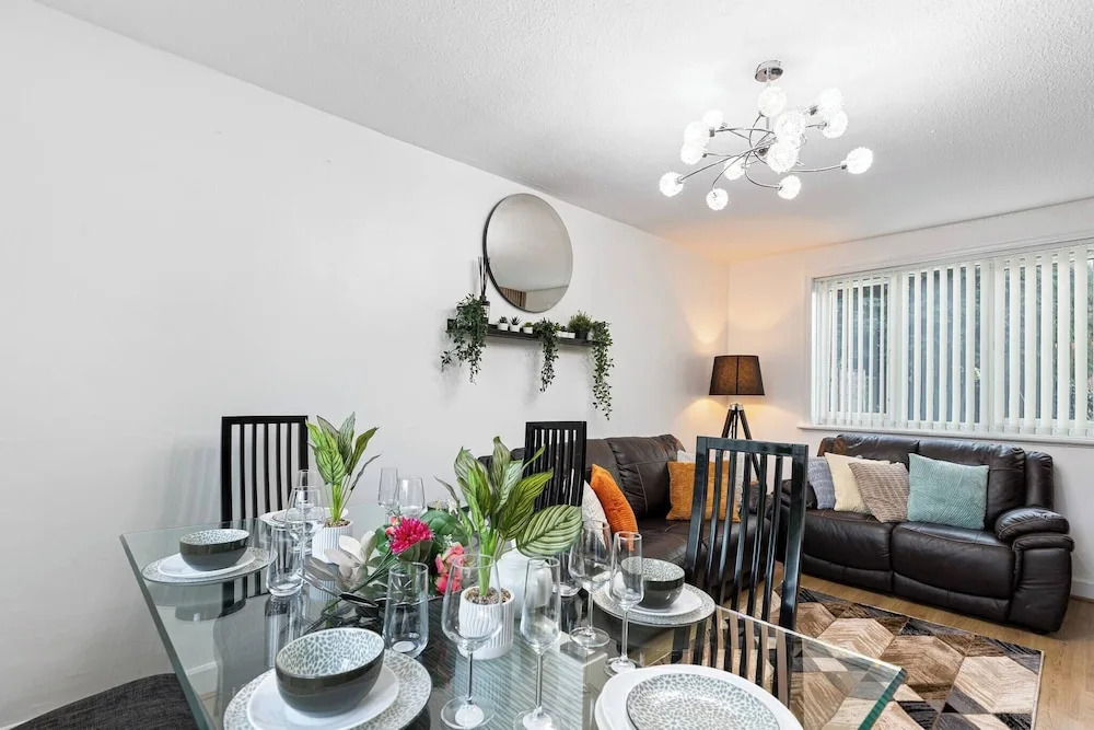 Elegant Spacious Home Close to City & Stadium