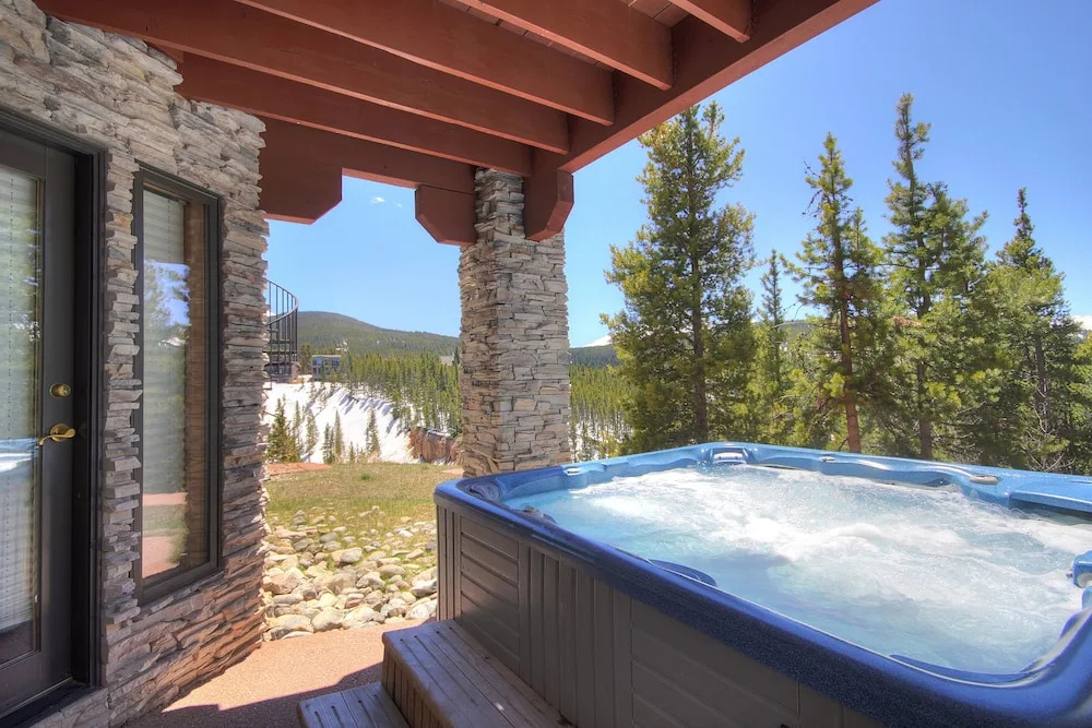 Charter Ridge 60 - Shuttle to Lifts/Town by RedAwning