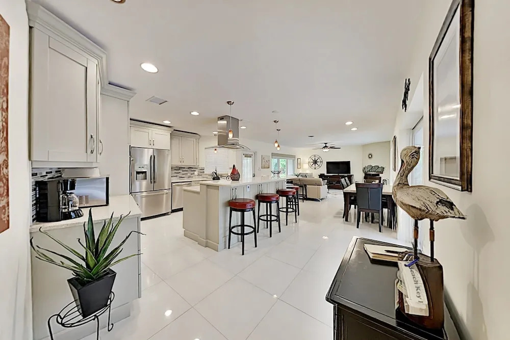 Steps To Beach! Heated Pool, Spa & Chefs Kitchen 3 Bedroom Home