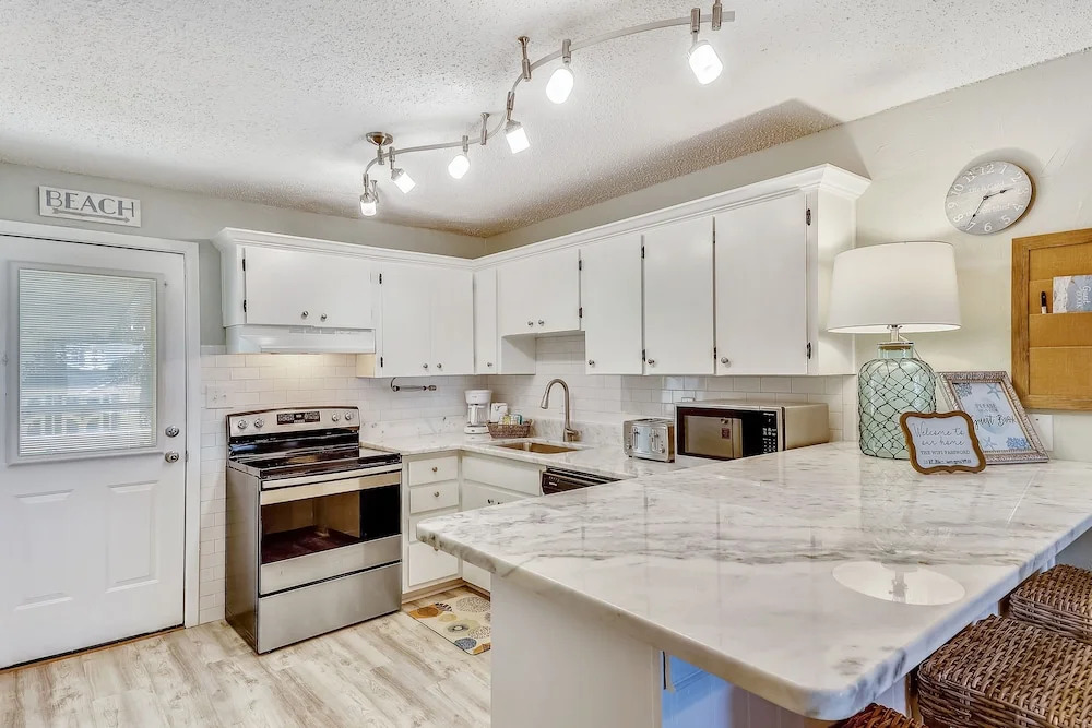Venus 206 is a 1 BR on Okaloosa Island steps from the pool and easy beach access by RedAwning