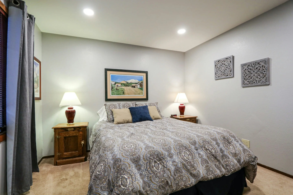 Woodlands #33 Condo
