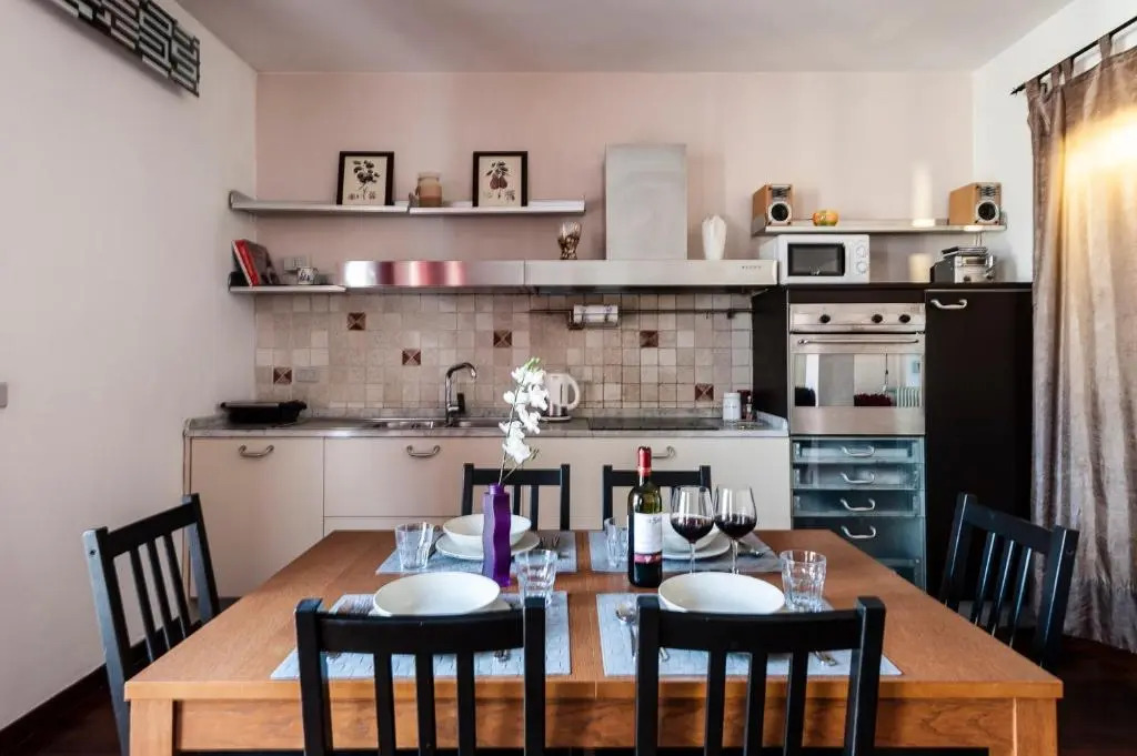 Hostly - Light and Wood near the Tower - 100sqm, 6 pax, 2 Bedrooms, Town Center