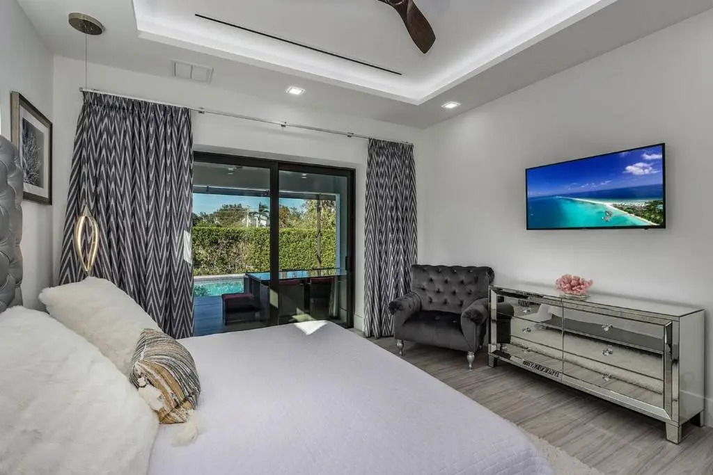 Beach 5 Min. Walk-Luxurious Modern Pool Home