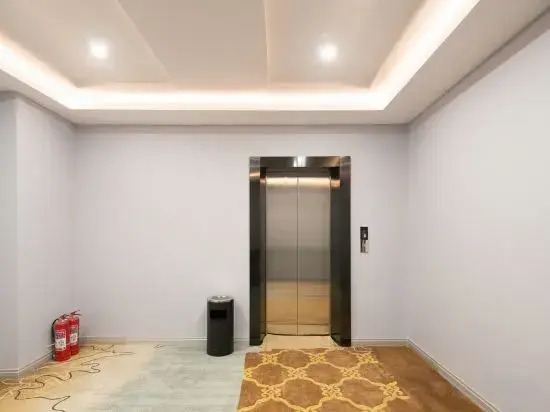 Empire Hotel (Haikou Guoxing RT-Mart Store)