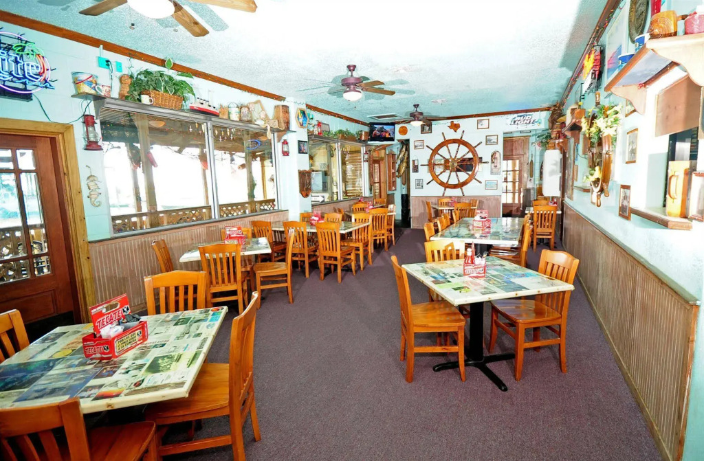 Bluffs Landing Lodge