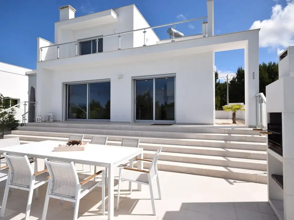 Villa in Foz do Arelho With Pool & Beach