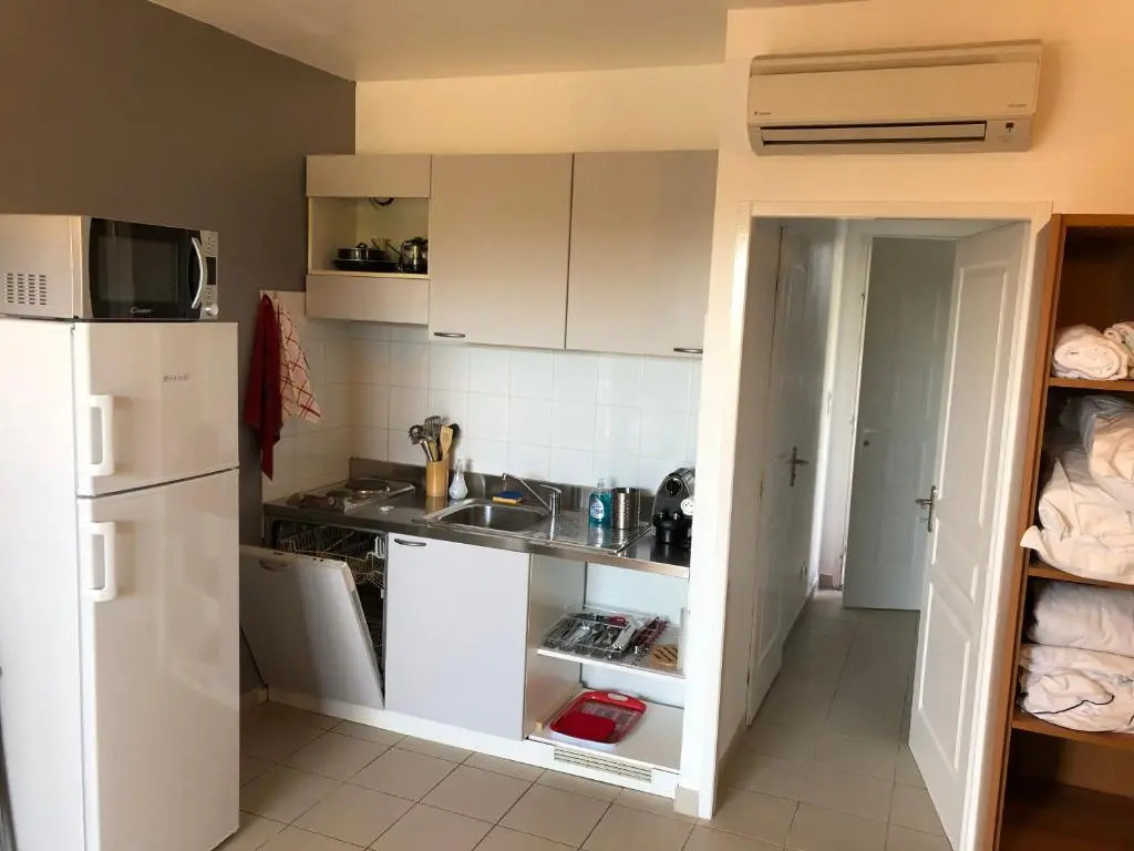 Porticcio centre plage à pieds, studio-cabine 4 Pers max, promo 7 nuits