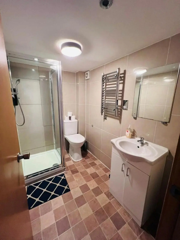 F101-First Floor Flat Fits 3 Near Hyde Park