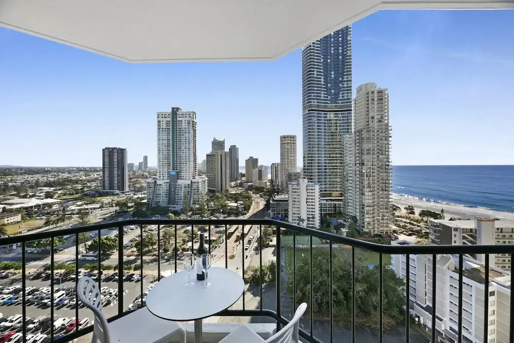 Ocean View 2-bed Studio In the Heart of Surfers