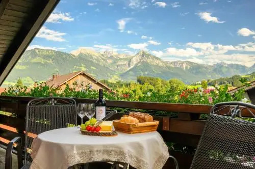 Biohof Burger, 3 sonnige Fewo, alle mit Balkon, Spielzimmer, Grillhütte, 7 km vor Oberstdorf