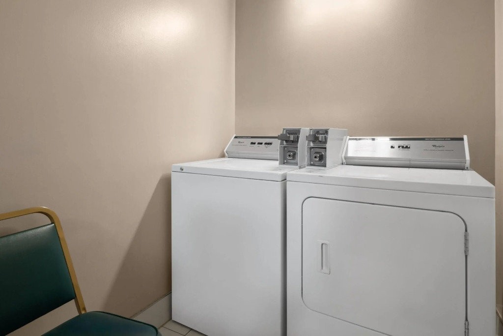 Days Inn & Suites by Wyndham Airport Albuquerque