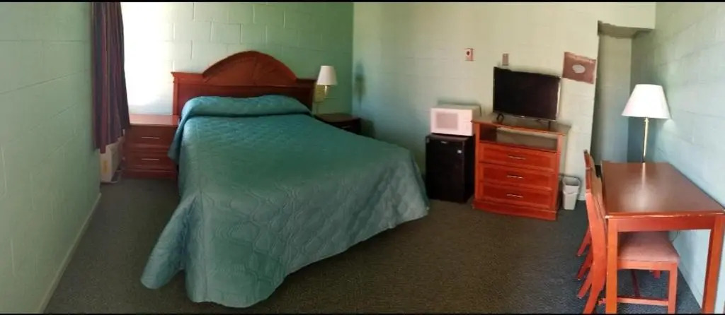 Holiday Host Motel
