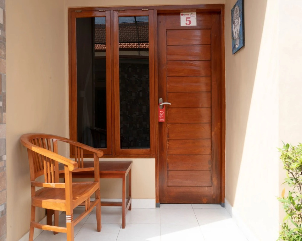 RedDoorz near Buleleng Harbour 2