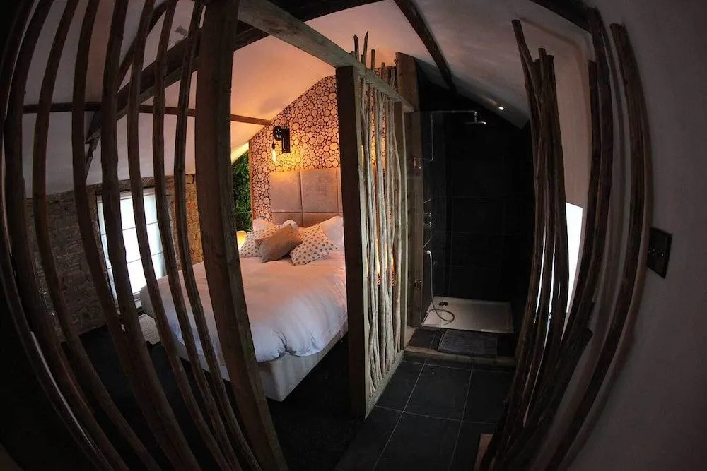 The Lodge Rooms