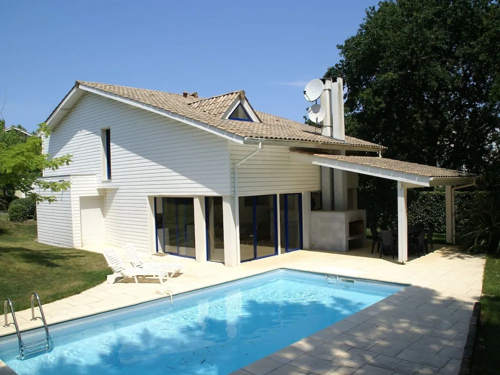 Nice villa with a private swimming pool, 900m from the beach