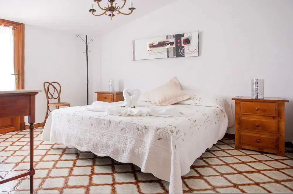 Roses in Alc dia With 4 Bedrooms and 2 Bathrooms