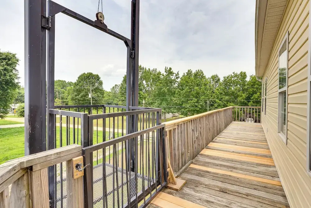 Tennessee River Retreat: Multi-level Deck & Views