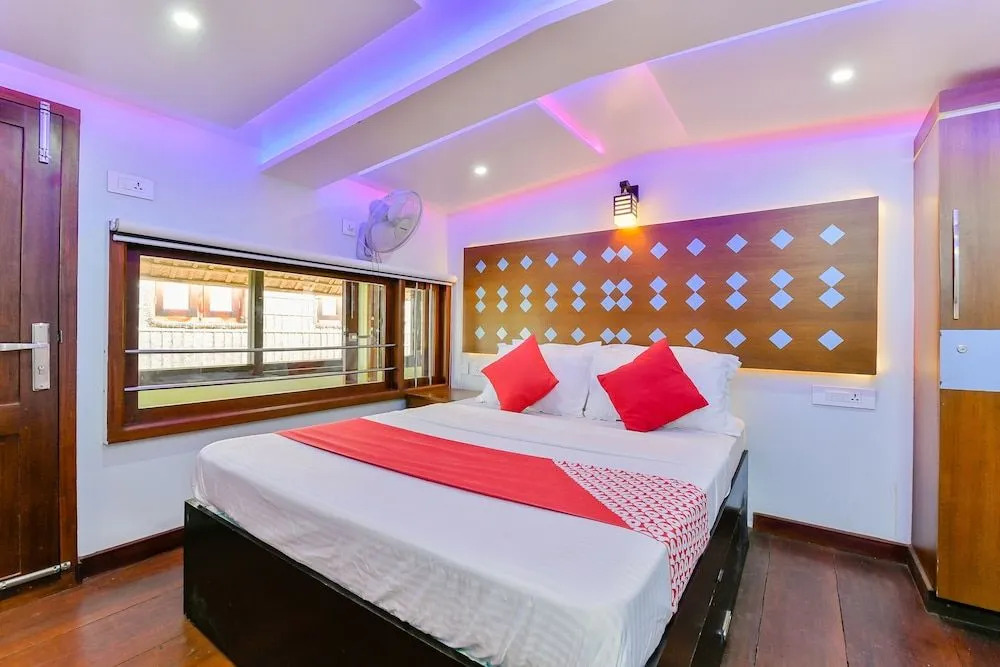 OYO 22759 Houseboat Luxury Smart Gold 6 BHK