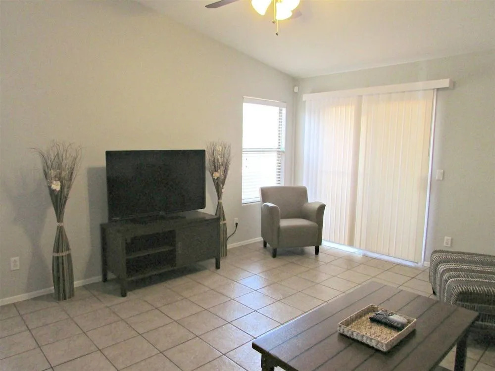 2821 Avondale
