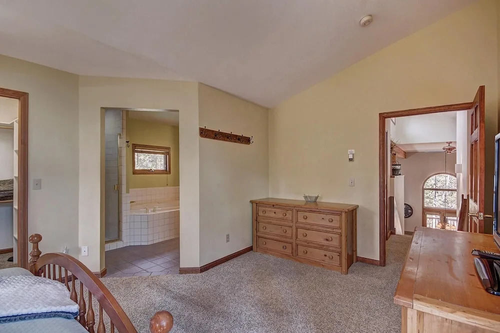 Aspen Heights Lodge 4 Bedroom Home by RedAwning