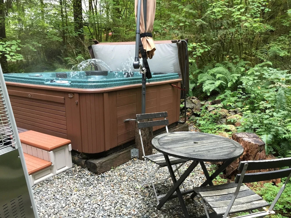 Snowline Cabin #98 A pet Friendly Cabin With a Wood Stove, hot tub and Wifi!