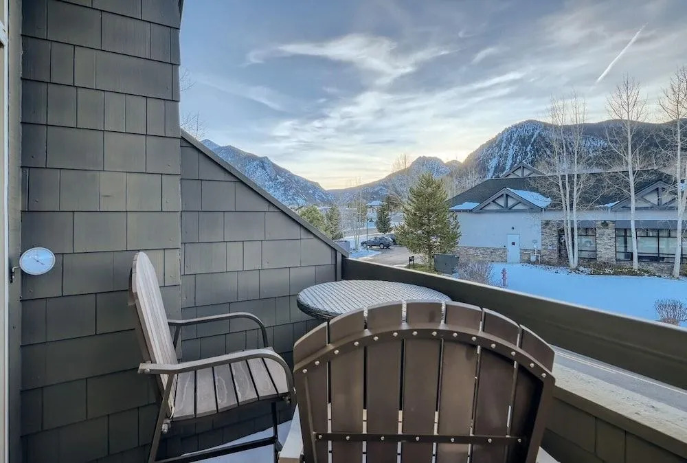 Drake Landing #a8 3 Bedroom Condo by RedAwning