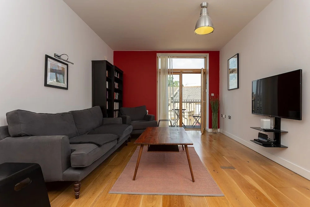 2 Bedroom Apartment in West Hampstead With Balcony