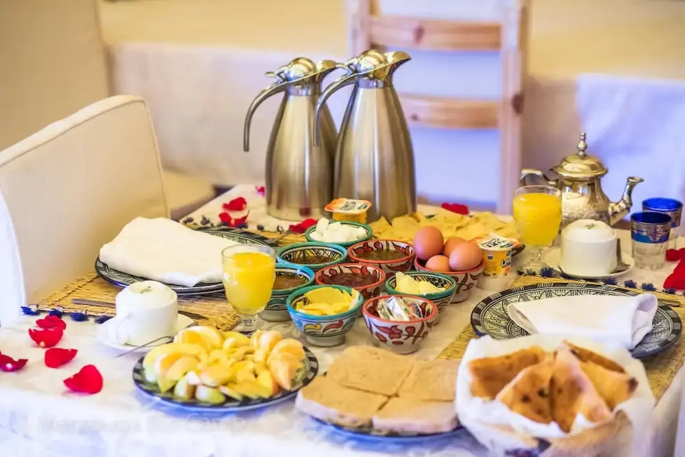 Splendid desert Saharian Luxury Camp in quiet and idyllic sand dunes