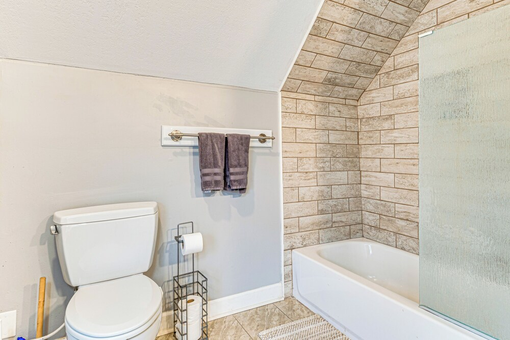 3 Mi to Dtwn Indy: Bright Home w/ Furnished Deck