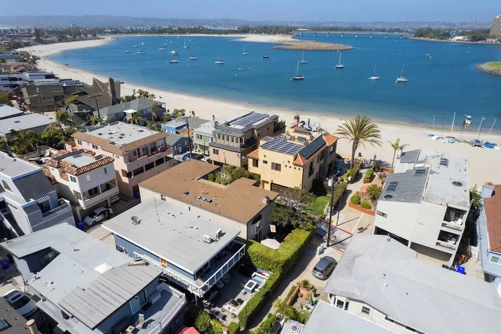 Mission Point 1 by Avantstay San Diego Beach House w/ Huge Patio & Fire Pit Walk to Beach!
