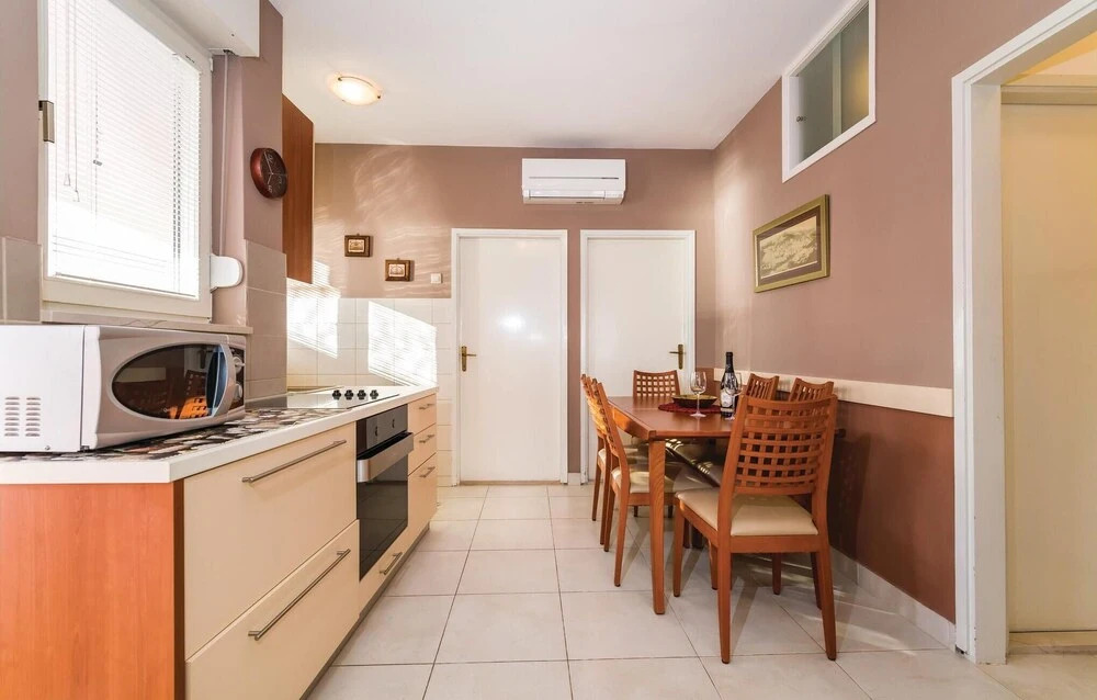 Nice Apartment in Novigrad With 4 Bedrooms