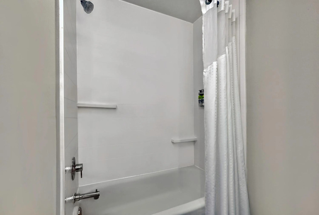 Holiday Inn Express and Suites Kansas City Airport by IHG
