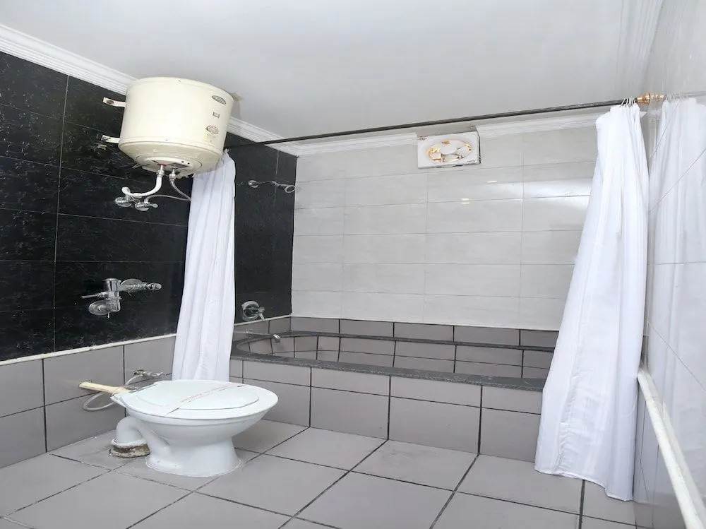 OYO 23498 Hotel Jane Royale