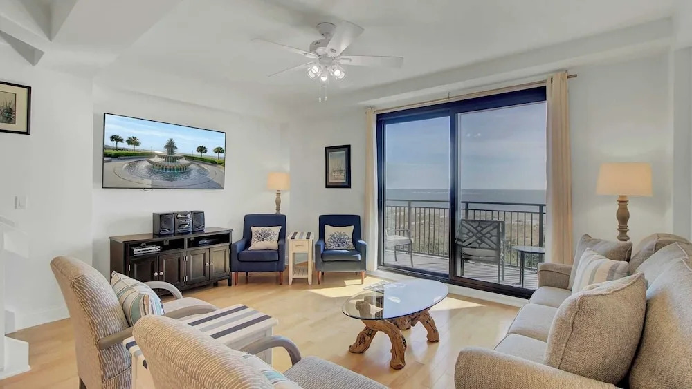 401 A Shipwatch by Avantstay Beachfront Condo w/ Community Pool Access!